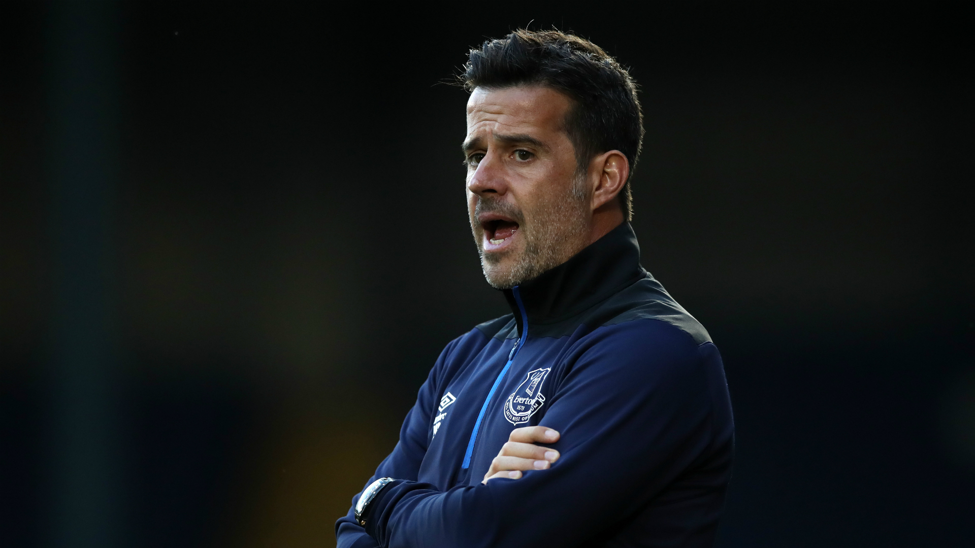 中场的逼抢 中场的逼抢